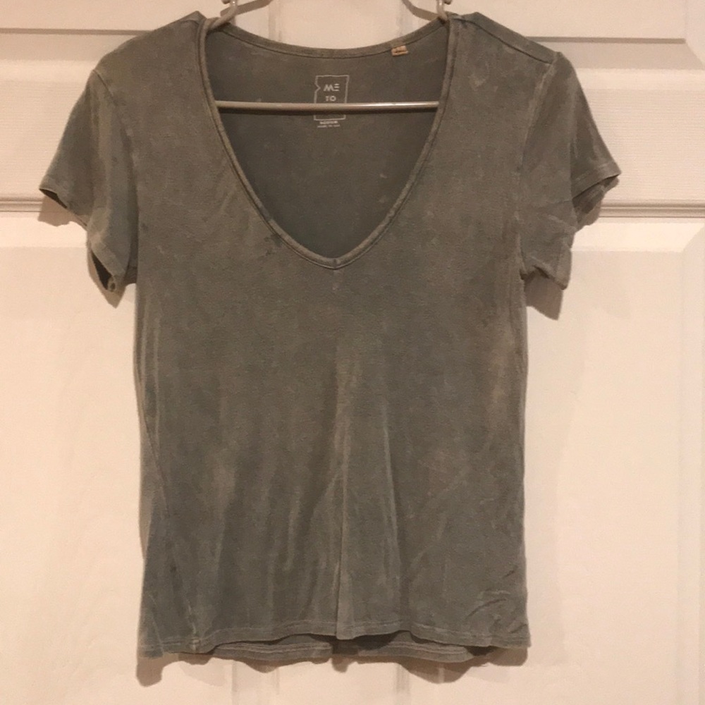V-neck t-shirt